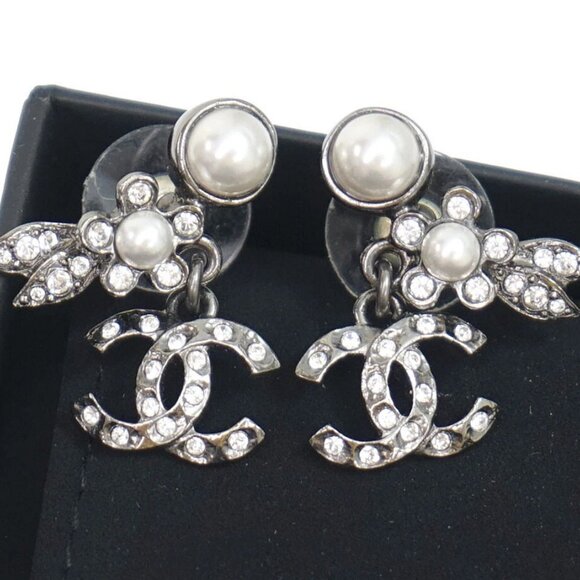 CHANEL CC Logo Rhinestone Pearl Flower Stud Earrings Silver Tone C21B Auth w/Box - Picture 13 of 16